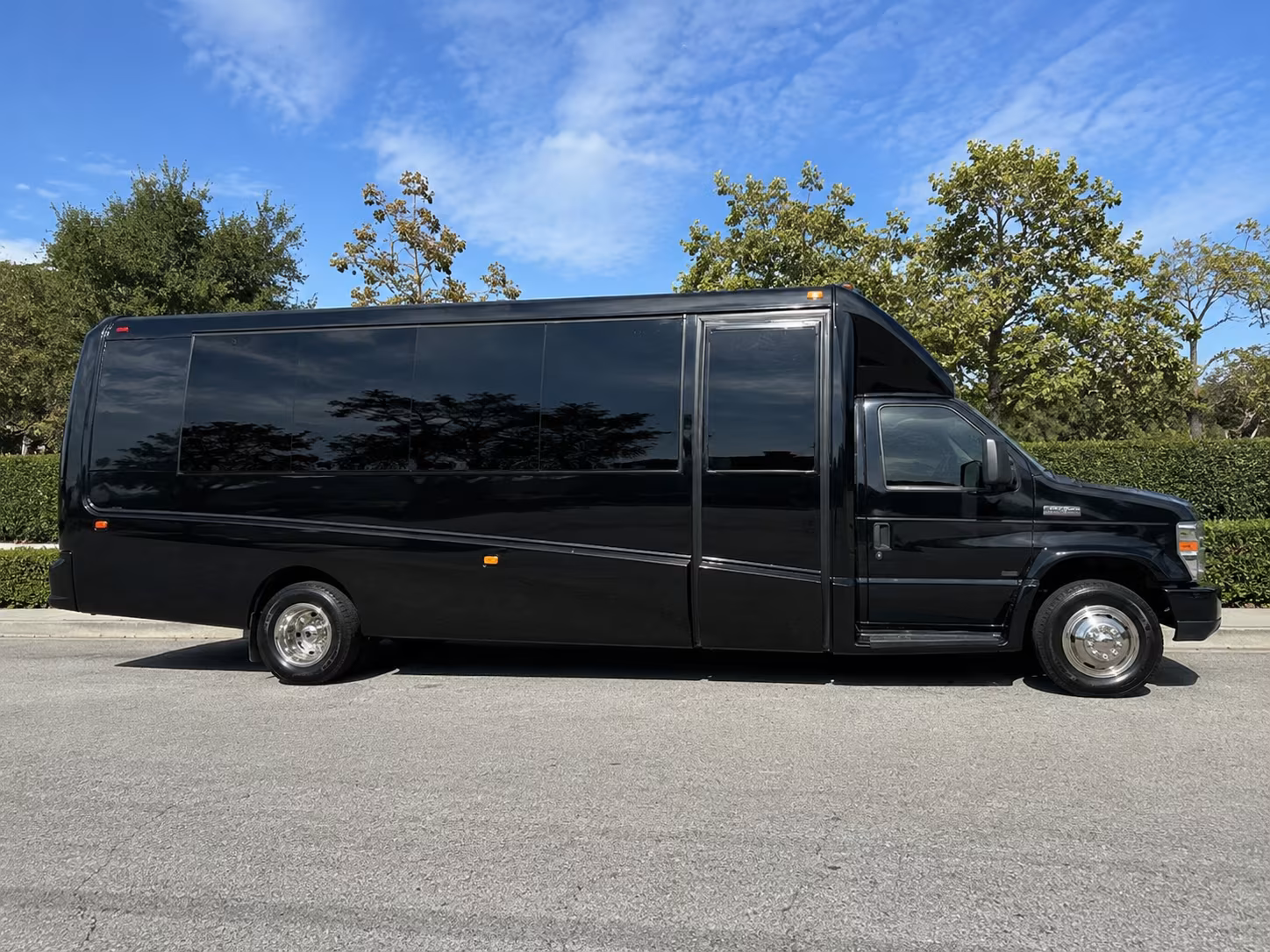 minibus rentals for small group winery visits near jackson mississippi